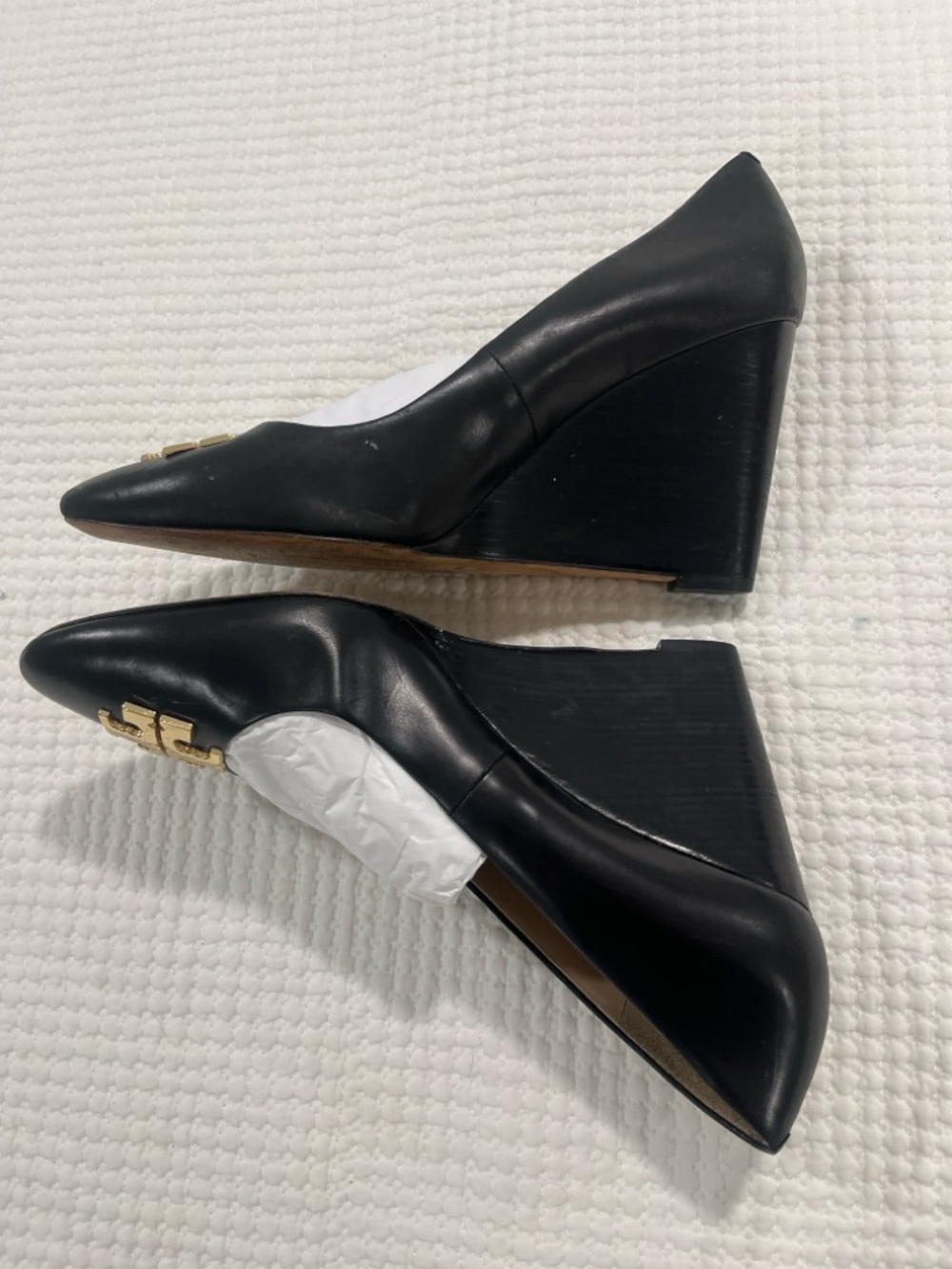 Tory Burch Black Leather Wedge Pumps Gold Logo Size 11M Classic Quiet luxury - Picture 9 of 9